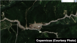 შოვი სტიქიიდან 15 დღის შემდეგ, 2023 წლის 17 აგვისტო. ცენტრში კარგად ჩანს კლდეზვავის ჩამოტანილი ნაშალი მყინვარული მასალა. წყარო: პლატფორმა Copernicus, სატელიტ Sentinel 2-ის გამოსახულება