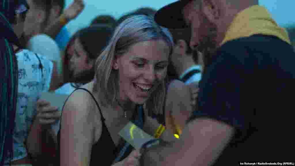 Фестивальниця бере автограф у Le Basour