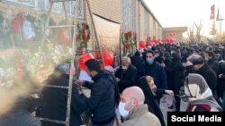 مراسم یادبود غیردولتی که از سوی شماری از خانواده‌های کشته‌شدگان هواپیمای اوکراینی در تهران برگزار شد