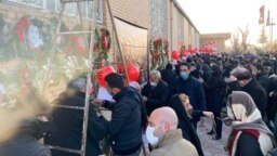 مراسم یادبود غیردولتی که از سوی شماری از خانواده‌های کشته‌شدگان هواپیمای اوکراینی در تهران برگزار شد