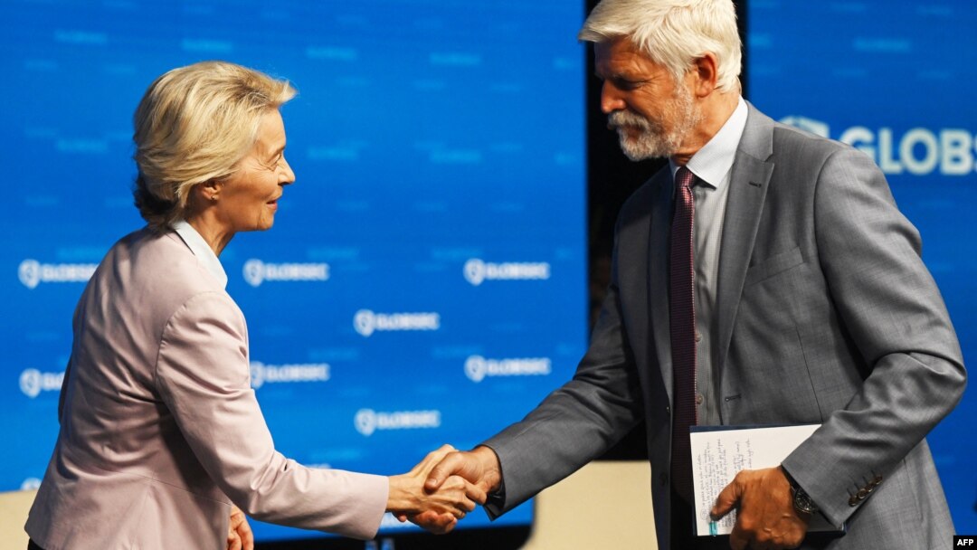 European Commission President Ursula von der Leyen (left) and Czech President Petr Pavel shake hands at the Globsec regional security forum in Prague on August 30.