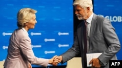 Predsjednica Evropske komisije Ursula von der Leyen i predsjednik Češke Republike Petr Pavel na regionalnom GLOBSEC bezbjednosnom forumu u Pragu, 30. avgust 2024. Photo: Michal Cizek / AFP