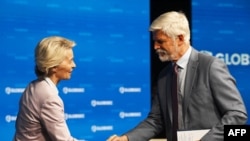 Presidentja e Komisionit Evropian, Ursula von der Leyen, dhe presidenti i Çekisë, Petr Pavel, në forumin e sigurisë, Globsec, në Pargë, 30 gusht 2024.