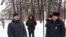 Сергей Урбан (слева) во время акции памяти Бориса Немцова