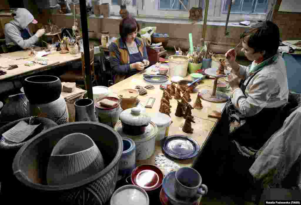 These scenes of ratty genesis were captured inside the Belkhudozhkeramika ceramics factory&nbsp;in the Minsk region.&nbsp; &nbsp;