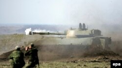 Проросійські бойовики під час тренування поблизу Донецька, 27 березня 2015 року
