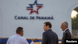 Sekretari amerikan i Shtetit, Marco Rubio (në mes) viziton Kanalin e Panamasë, më 2 shkurt.