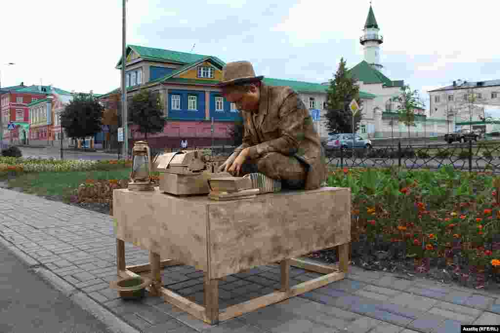 Язу машинасында басучы малай, акча бирсәң генә эшкә керешә