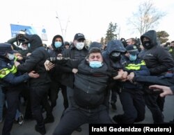 Поліція затримує прихильника опозиції, не згодного зі штурмом будівлі «ЄНП»