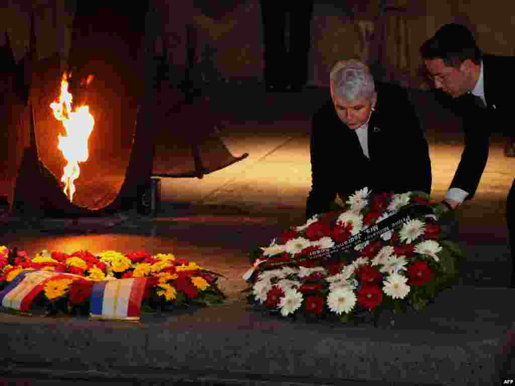 Izrael - Hrvatska premijerka Jadranka Kosor polaže vijenac u Dvorani sjećanja muzea holokausta, Jerusalem, 30.03.2011.