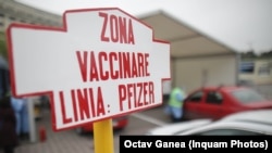 Vaccinare drive-through în Piața Constituției din București.