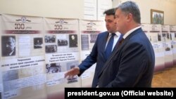 Президент Петро Порошенко оглядає виставку, присвячену 100-річчю державної служби в Україні, червень 2018 року 