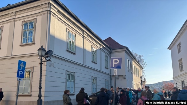 Az Úri utca 72.: "Kérdés, hogy szükséges-e közpénz milliárdokat fordítani olyan luxustételekre, mint például cédrusfa székek, stb., egy a köz által alig használt ingatlan felújításánál"– jelentette ki a volt polgármester