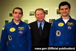 Ярослав Пустовий (праворуч) з космонавтом Леонідом Каденюком (ліворуч) і президентом України (1994-2005) Леонідом Кучмою (1997 рік)