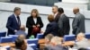 Председателката на парламента Наталия Киселова говори с колеги от БСП, които подкрепиха отнемането на правомощията на президента, свързани със службите за сигурност, 10 октомври 2025 г.
