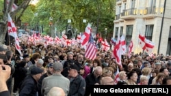 დემონსტრანტები თსუ-ს პირველ კორპუსთან შეიკრიბნენ.