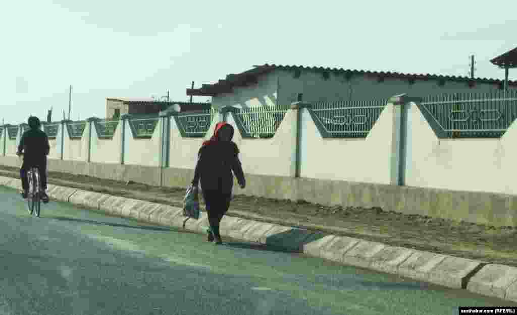 Mary welaýatynyň Murgap etrabynda köçeden ýöräp barýan zenan