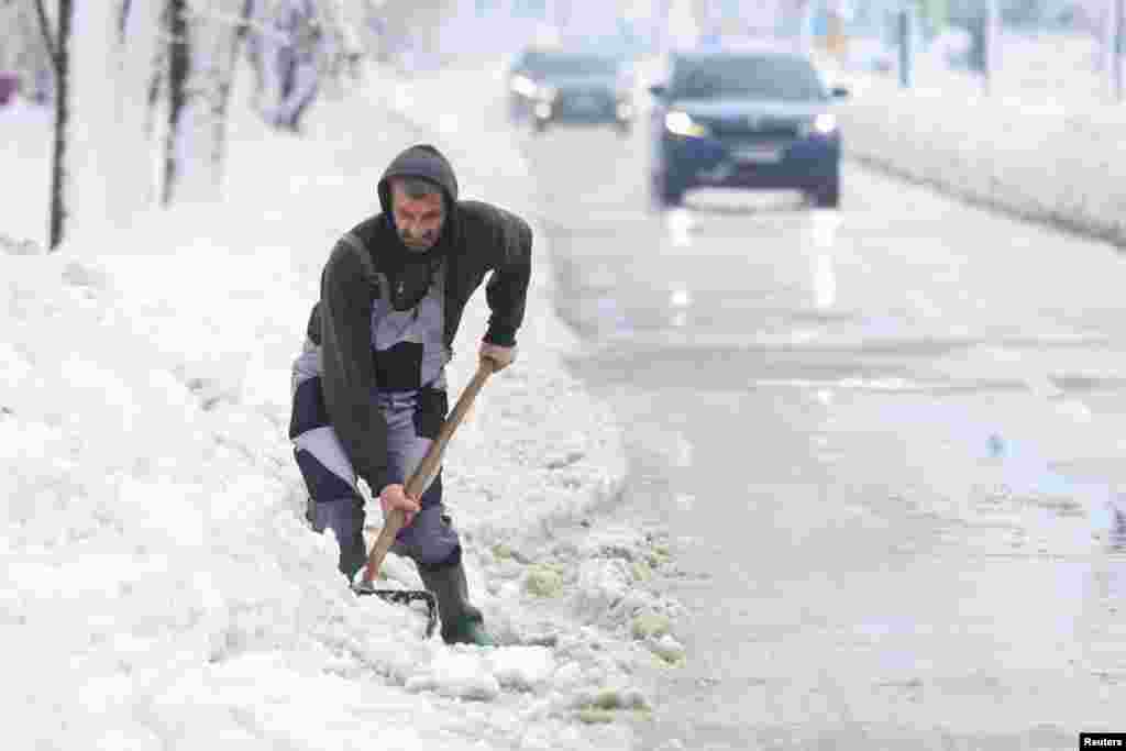 Muškarac čisti snijeg s ulice u Sarajevu, Bosna i Hercegovina, 5. januara 2026.