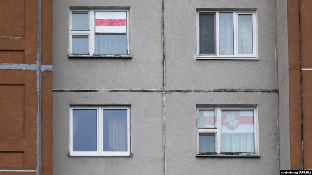 Нацыянальная сымболіка ў вокнах беларусаў. Восень 2020 году 