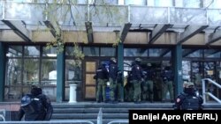 Policija stoji na ulazu u zgradu Višeg suda u Novom Sadu, 28. novembar 2024. Ilustrativna fotografija