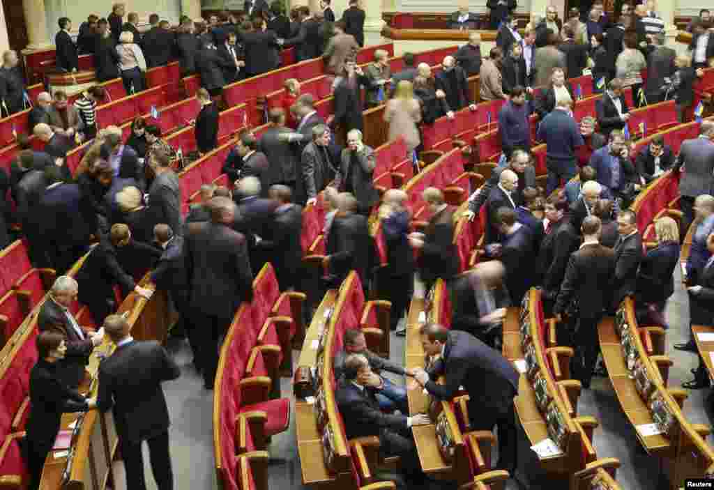 Прапрэзыдэнцкая фракцыя "Партыі рэгіёнаў" падчас перапынку ў сэсіі Вярхоўнай Рады ў Кіеве.