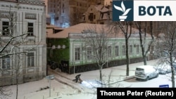 Ukrainasit po përgatiten për një dimër më të ashpër se zakonisht, ndërsa sulmet ruse ndaj infrastrukturës energjetike po shtohen.