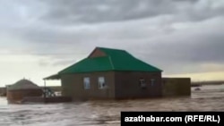 Türkmenistanda sil suwlary basan oba. (Arhiw suraty)