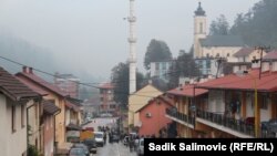 Dok jedni slave pobjedu, drugi se pribojavaju da li će Bošnjaci, oni koji su se vratili, početi ponovo da odlaze, Srebrenica