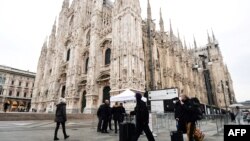 Туристи в захисних масках поруч із собором у Мілані, Італія, 2 березня 2020 року