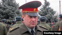 Valeri Plohotniuk, pe atunci colonel, la alinierea militară desfășurată pe platoul garnizoanei Grupului Operativ al Trupelor Ruse din regiunea transnistreană cu ocazia numirii sale în funcția de comandant al GOTR, noiembrie 2011