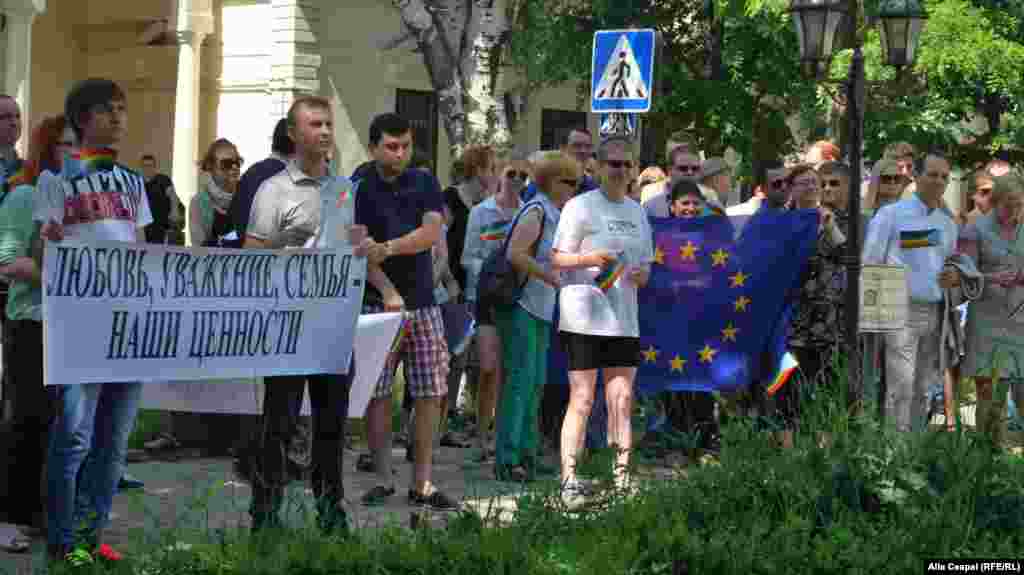 Ambasadorul american William Moser (centru) și ambasadoarea suedeză Ingrid Tersman dreapta) 