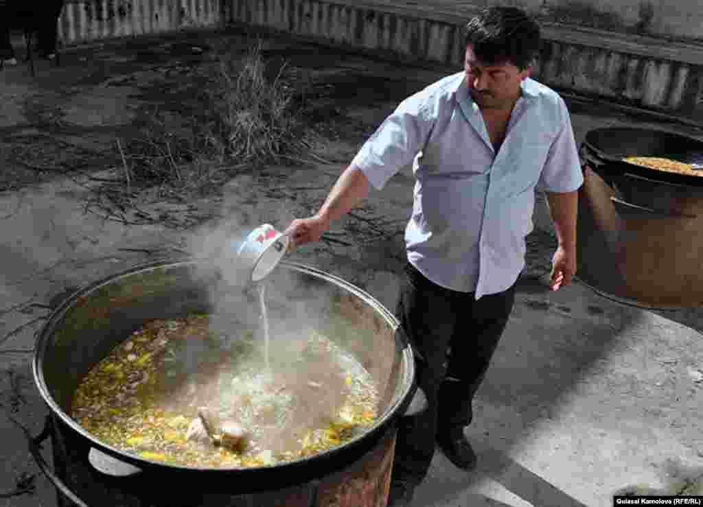 Эҳсон маросимига келган 100дан зиёд одамга бир қозонда ош ва бир қозонда шўрва тайёрланди.