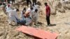 Луѓето ги носат телата на Палестинците убиени за време на израелската воена офанзива и закопани во болницата Насер, во Кан Јунис во јужниот дел на Појасот Газа, 21 април 2024 
