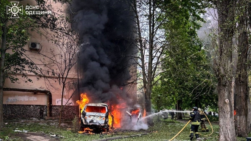 «Одна з найдовших атак». РФ вдарила по Україні щонайменше 800 дронами, 6 людей загинули – Зеленський