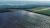 Vedere asupra parcului fotovoltaic de pe dealul de la Rădeni, Strășeni, administrat de compania Lumina Noastră, iunie 2025 