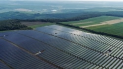 Vedere asupra parcului fotovoltaic de pe dealul de la Rădeni, Strășeni, administrat de compania Lumina Noastră, iunie 2025 