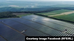 Vedere asupra parcului fotovoltaic de pe dealul de la Rădeni, Strășeni, administrat de compania Lumina Noastră, iunie 2025 