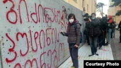 თამთა გოგოლაძე საქართველოს პარლამენტის შენობასთან 2020 წლის 28 ნოემბერს 