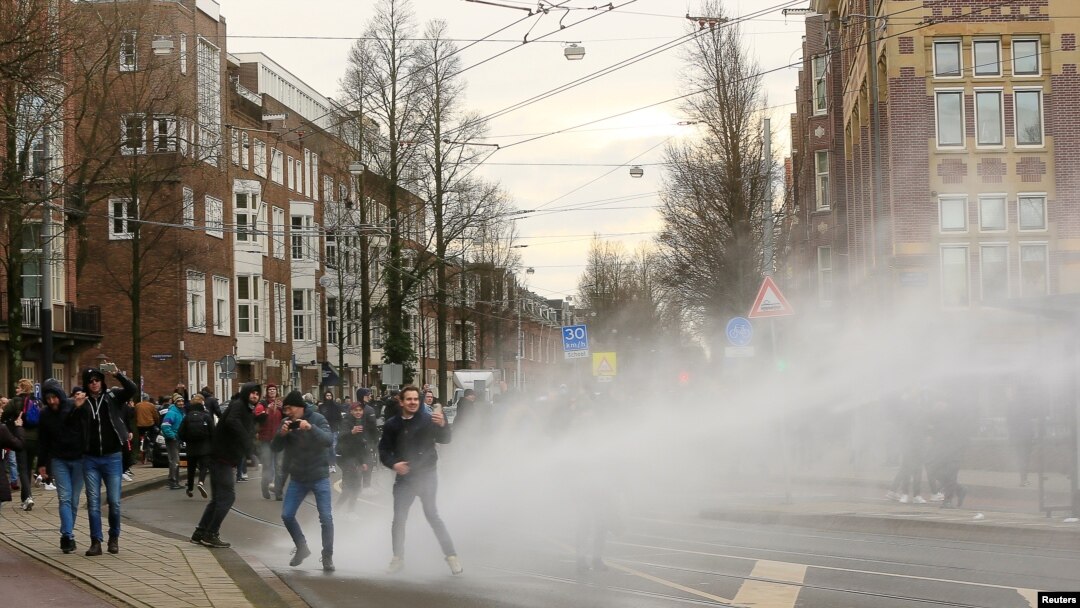 Protesti u Amsterdamu protiv policijskog sata koji je Holandija uvela prvi put od završetka Drugog svjetskog rata, 24. januar 2021. 