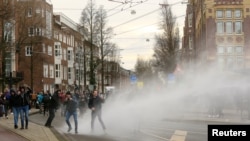 Protesti u Amsterdamu protiv policijskog sata koji je Holandija uvela prvi put od završetka Drugog svjetskog rata, 24. januar 2021. 