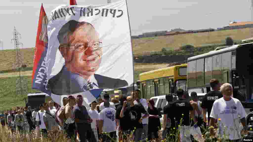Kosovo - Srbi sa fotografijom ultra desničara, Vojislava Šešelja, 28. juni 2012. Foto: EPA / Hazir Reka
