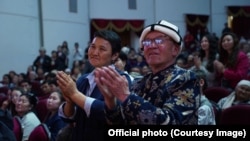 Укук коргоочулар Рита Карасартова жана Өндүрүш Токтонасыров.