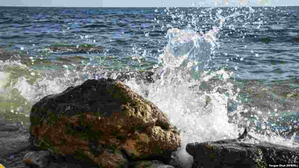 Хвилі розбиваються об прибережні камені