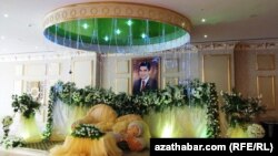 Aşgabatdaky "Bagt köşgüniň" içi. 25-nji noýabr, 2013 ý.