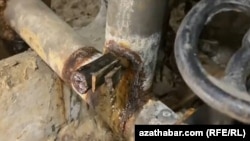 Köpgatly ýaşaýyş jaýlaryň ýerzeminlerindäki turbalaryň köpüsi çüýräp, ýarylýar. Wagtynda täzelenmedik, düýpli bejerilmedik turbalardaky jaýryklar köplenç tagta böklekleri bilen ýamalýar.