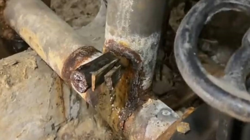 Baýramalyda köpgatly jaýlaryň çüýrän turbalary deşilýär, ýaşaýjylar özbaşdak çäre görýärler