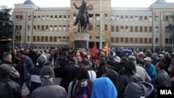 Протест пред Собранието против законот за јазиците