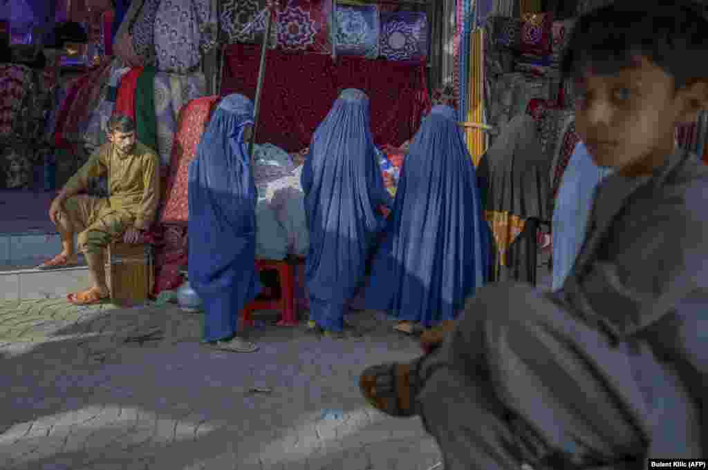 АВГАНИСТАН - Талибанците вршат широко распространети и сериозни прекршувања на правата на жените и девојчињата во авганистанскиот град Херат, велат здруженијата за човекови права. Тоа предизвикува сериозна загриженост дали водството на талибанците во Кабул е подготвено да ги контролира дејствата на своите членови низ Авганистан.