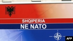 Страна орлов станет 27-м членом НАТО. На площади Матери Терезы в Тиране