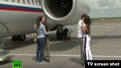 Жонкі сустракаюць Ерафеева і Аляксандрава пасьля вяртаньня ў Маскву